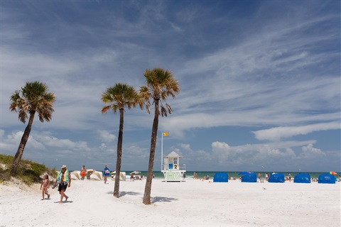 https://www.myclearwater.com/files/sharedassets/public/v/3/clearwater-beach/images/lifeguards/beach-photo-with-lifeguard-tower.jpg?dimension=pageimage&w=480